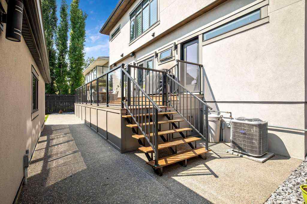 MLS® A2264420 - 68 White Oak Crescent SW in Wildwood Calgary, Residential