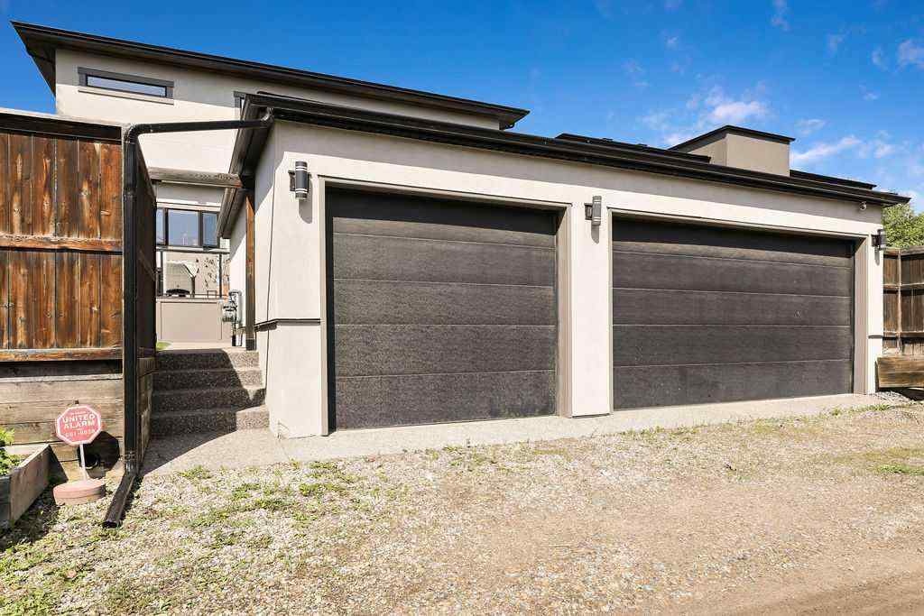 MLS® A2264420 - 68 White Oak Crescent SW in Wildwood Calgary, Residential