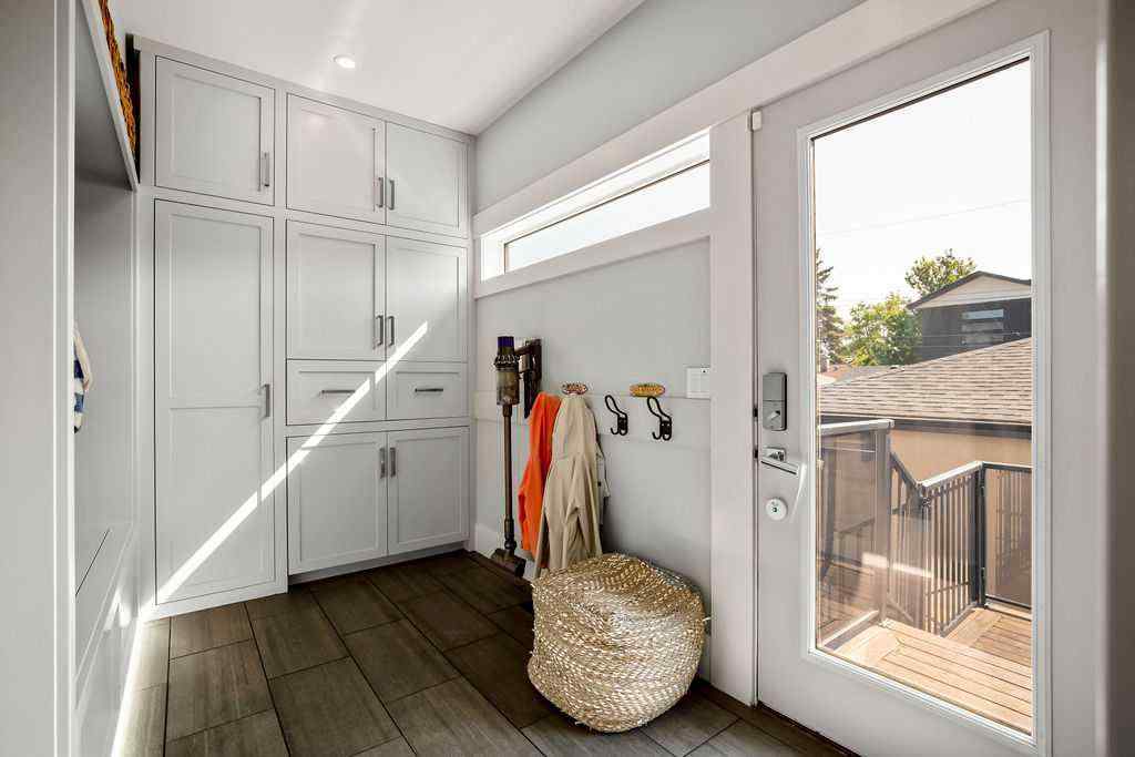 MLS® A2264420 - 68 White Oak Crescent SW in Wildwood Calgary, Residential