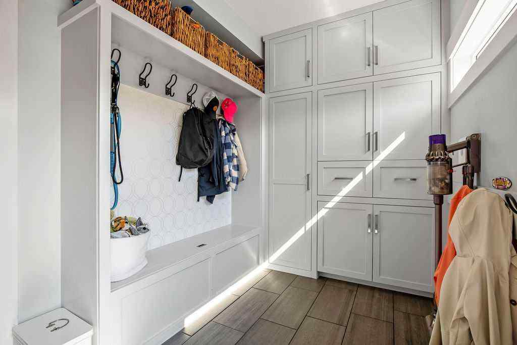 MLS® A2264420 - 68 White Oak Crescent SW in Wildwood Calgary, Residential