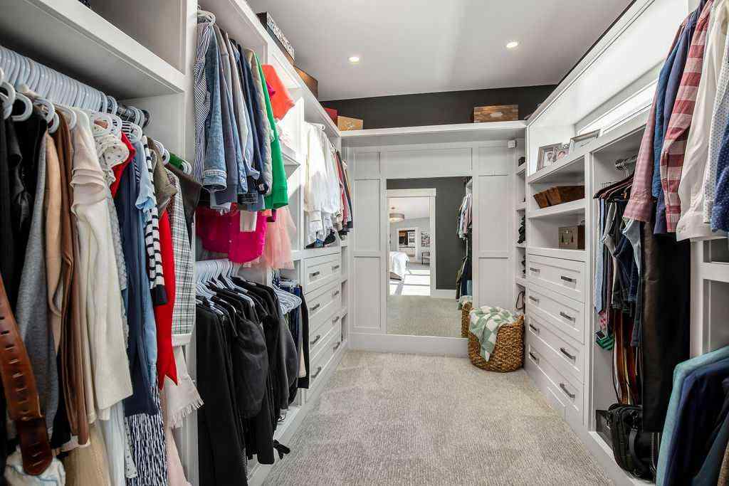 MLS® A2264420 - 68 White Oak Crescent SW in Wildwood Calgary, Residential