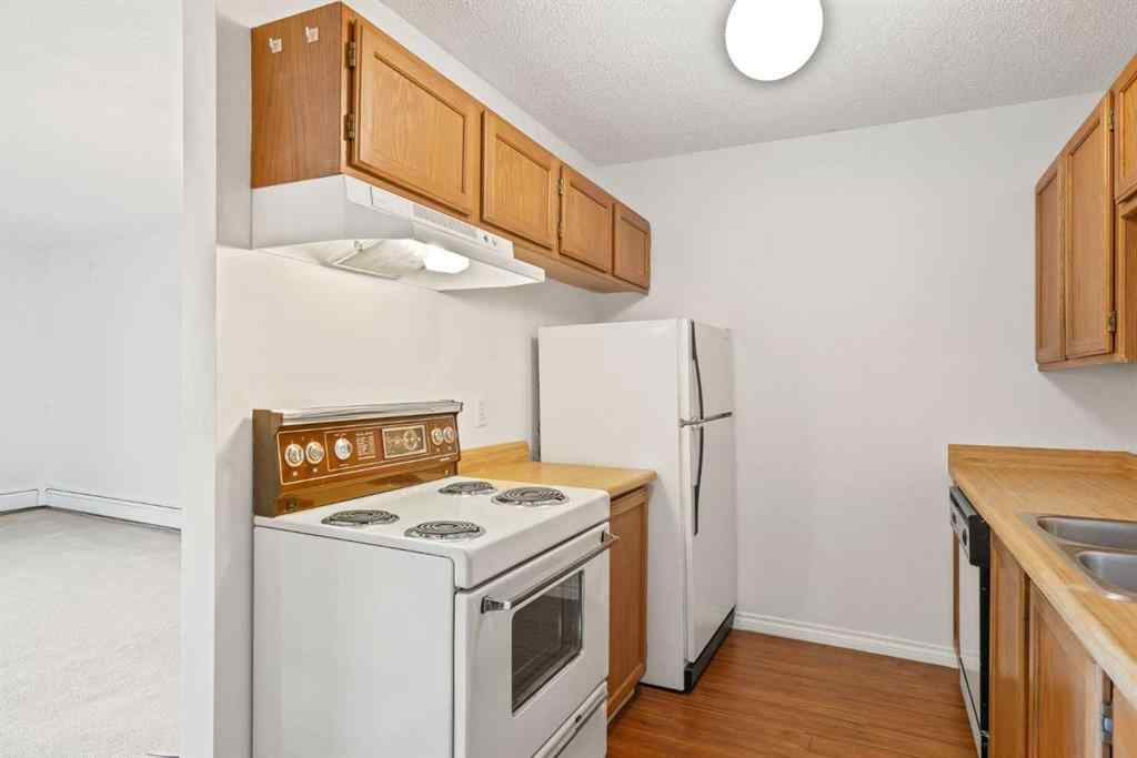 MLS® A2264449 - Unit #303 239 6 Avenue NE in Crescent Heights Calgary, Residential