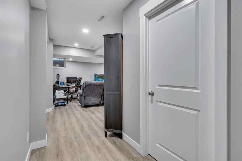 MLS® A2264462 - 7 West Coach Manor SW in West Springs Calgary, Residential