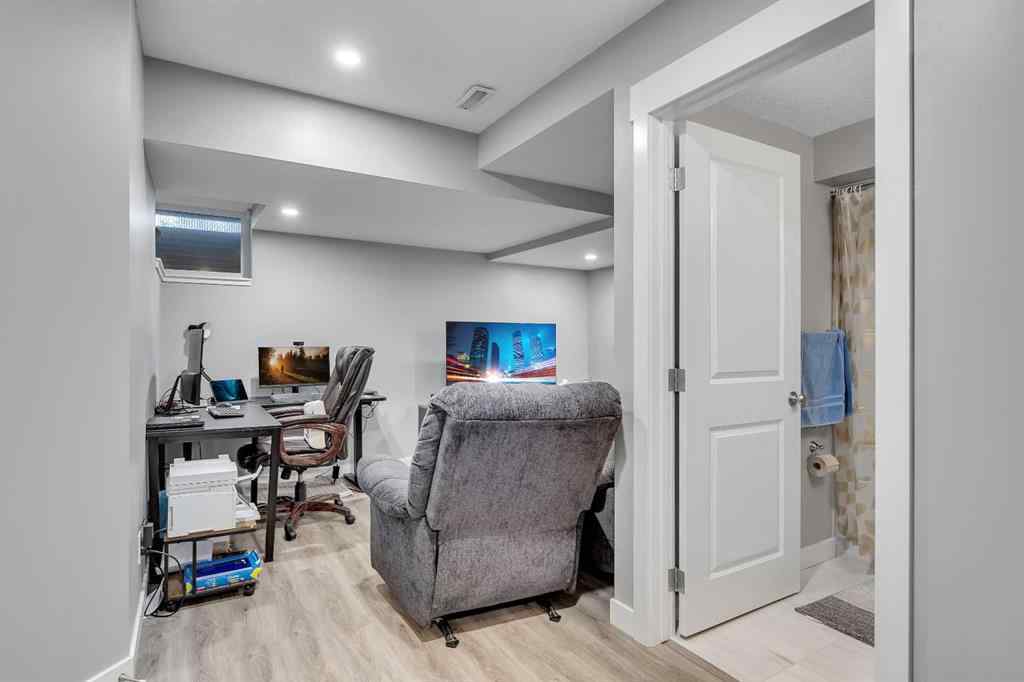 MLS® A2264462 - 7 West Coach Manor SW in West Springs Calgary, Residential
