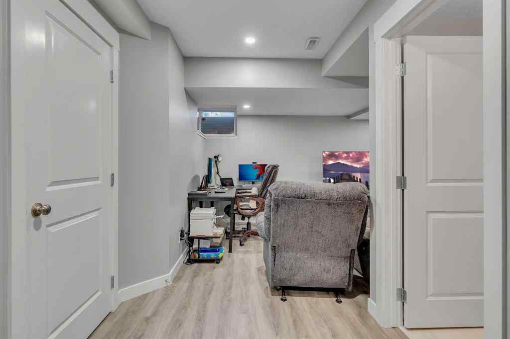 MLS® A2264462 - 7 West Coach Manor SW in West Springs Calgary, Residential