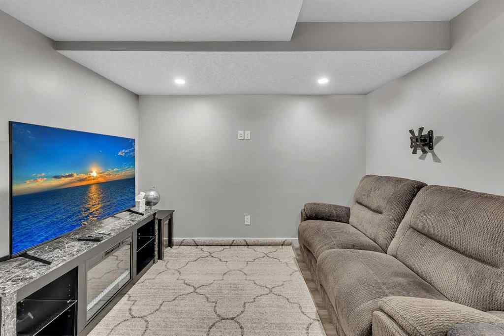 MLS® A2264462 - 7 West Coach Manor SW in West Springs Calgary, Residential