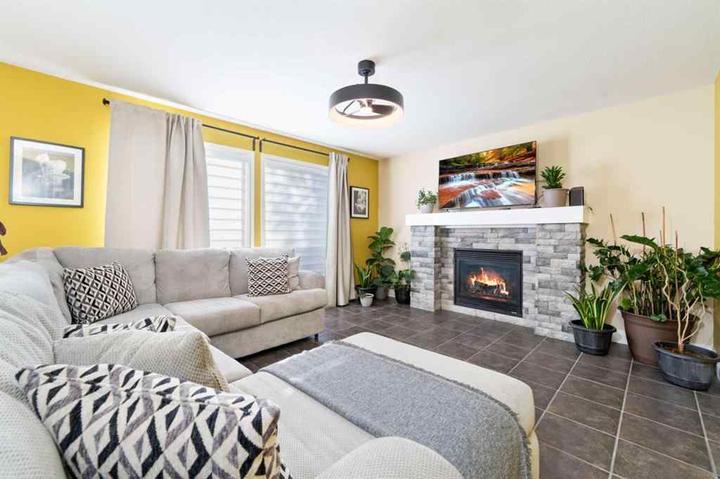 MLS® A2264468 - 316 Willowbrook Close NW in Willowbrook Airdrie, Residential