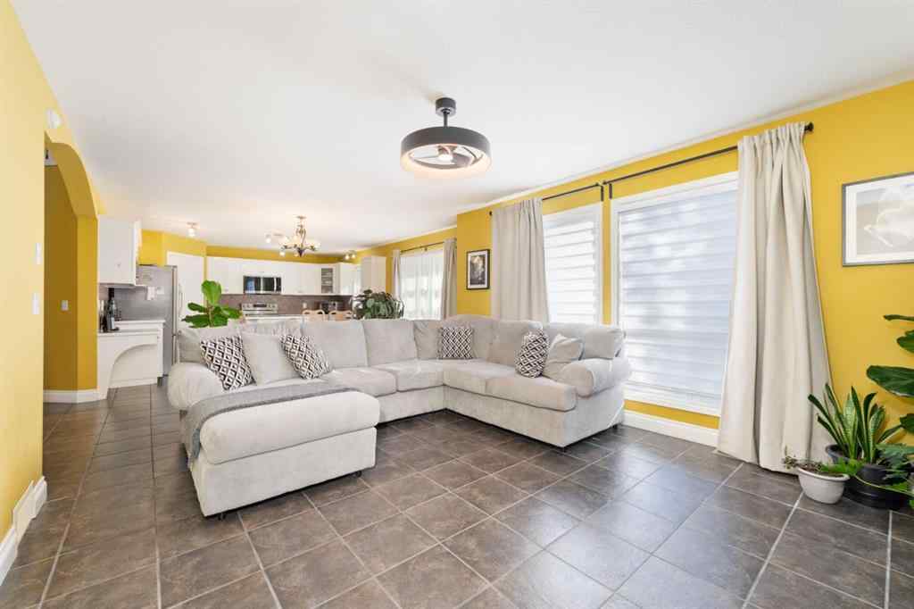 MLS® A2264468 - 316 Willowbrook Close NW in Willowbrook Airdrie, Residential