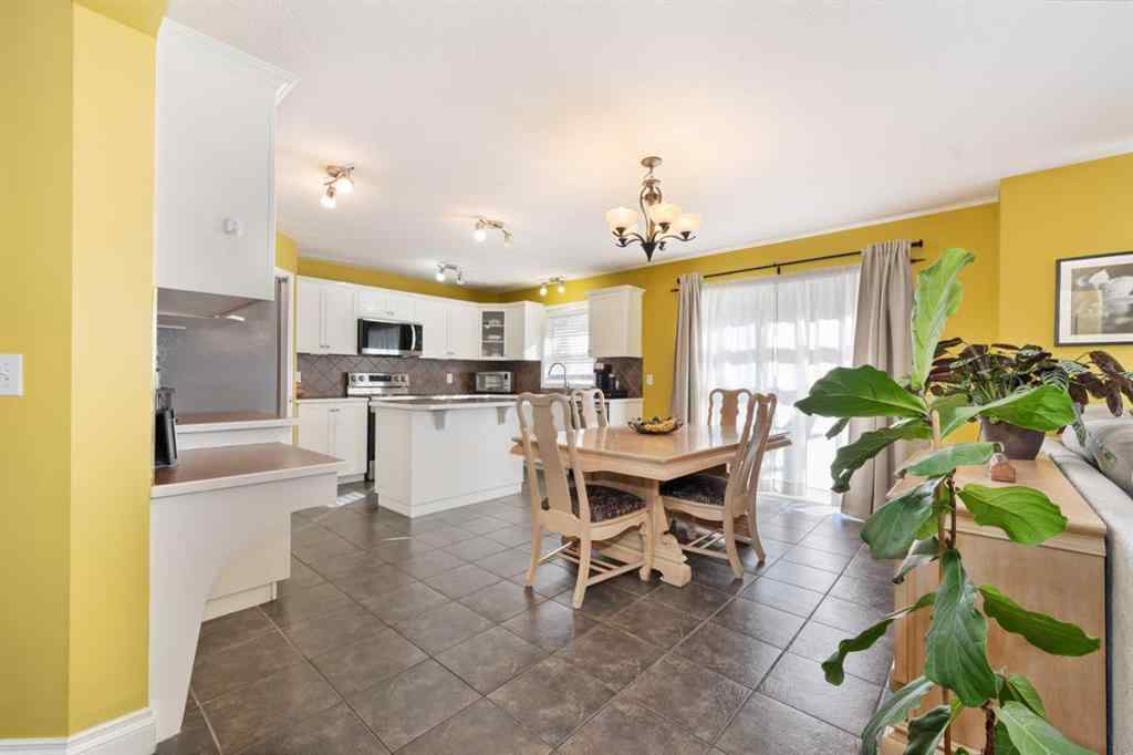 MLS® A2264468 - 316 Willowbrook Close NW in Willowbrook Airdrie, Residential