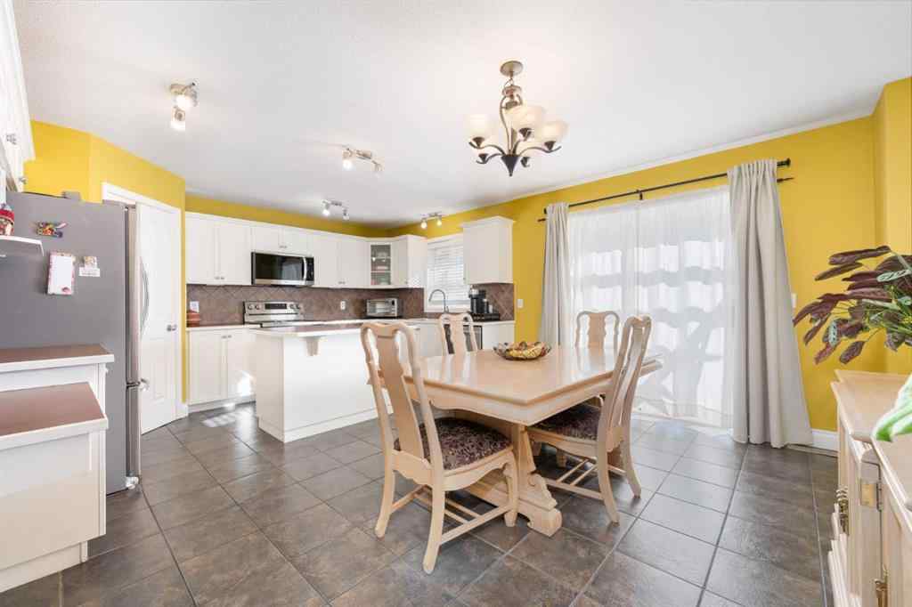 MLS® A2264468 - 316 Willowbrook Close NW in Willowbrook Airdrie, Residential