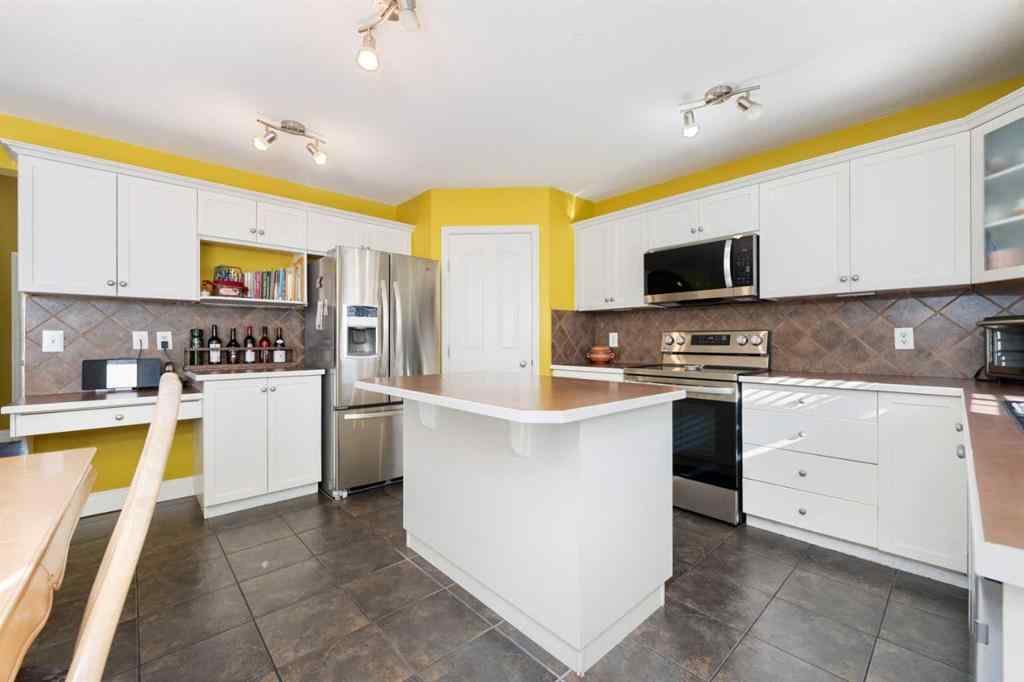 MLS® A2264468 - 316 Willowbrook Close NW in Willowbrook Airdrie, Residential