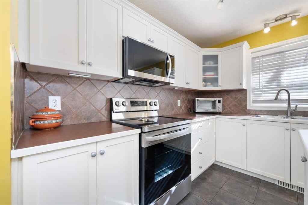 MLS® A2264468 - 316 Willowbrook Close NW in Willowbrook Airdrie, Residential