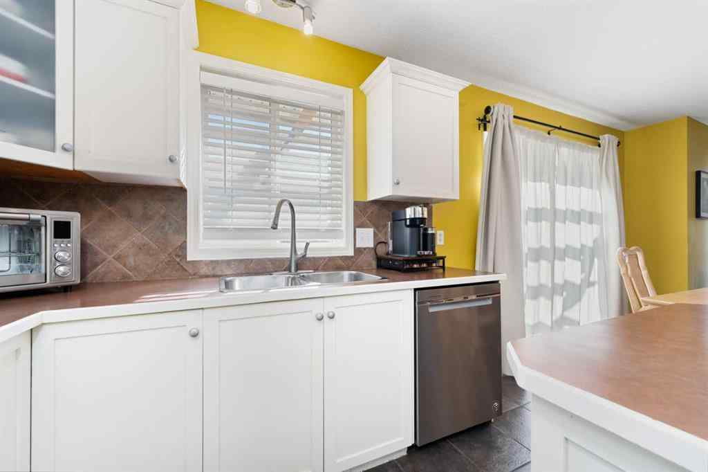 MLS® A2264468 - 316 Willowbrook Close NW in Willowbrook Airdrie, Residential