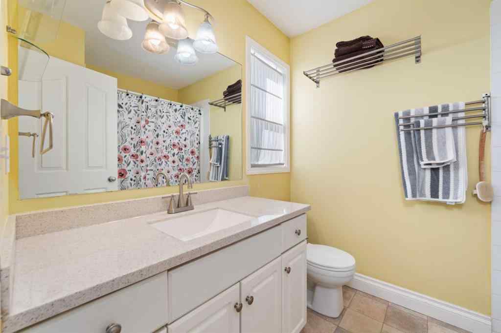 MLS® A2264468 - 316 Willowbrook Close NW in Willowbrook Airdrie, Residential