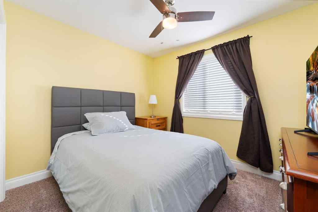 MLS® A2264468 - 316 Willowbrook Close NW in Willowbrook Airdrie, Residential