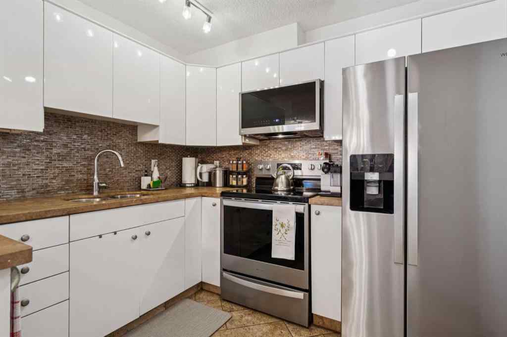 MLS® A2264482 - Unit #204 30 Sierra Morena Mews SW in Signal Hill Calgary, Residential