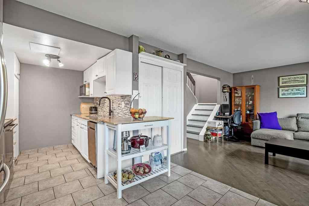 MLS® A2264496 - Unit #2 1055 72 Avenue NW in Huntington Hills Calgary, Residential