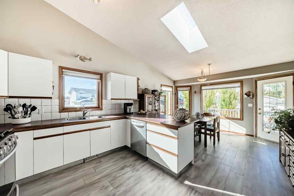 MLS® A2264522 - 152 Quigley Drive  in West Terrace Cochrane, Residential