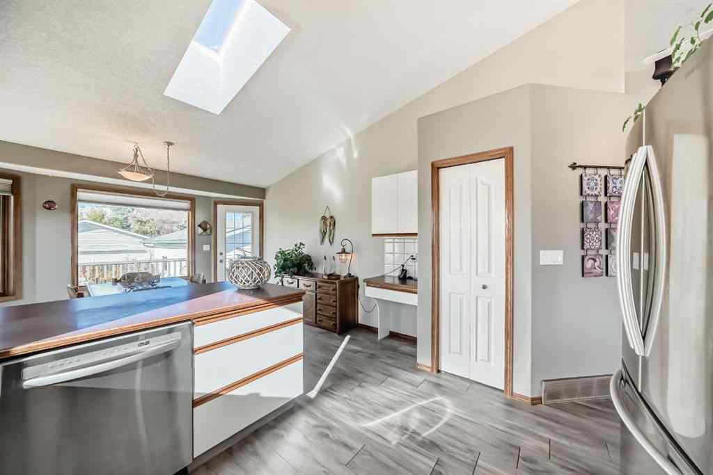 MLS® A2264522 - 152 Quigley Drive  in West Terrace Cochrane, Residential