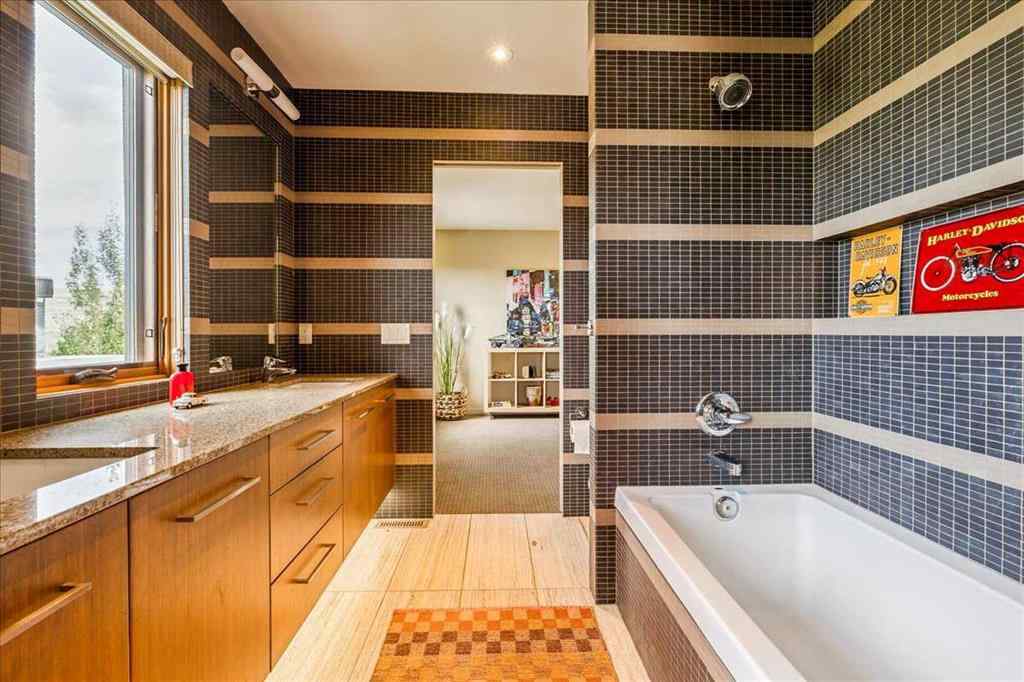 MLS® A2264544 - 374 Discovery Ridge Way SW in Discovery Ridge Calgary, Residential