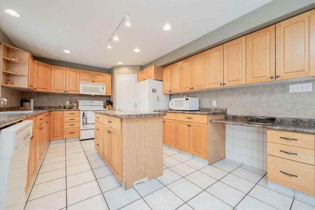 MLS® A2264563 - 10132 93 Avenue  in Swanavon Grande Prairie, Residential