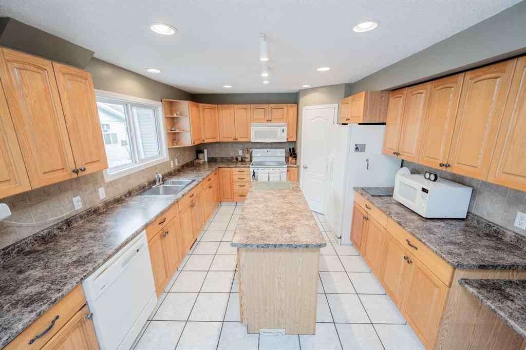 MLS® A2264563 - 10132 93 Avenue  in Swanavon Grande Prairie, Residential