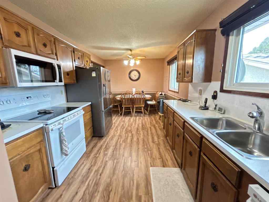 MLS® A2264572 - 1923 Crestwood Drive SE in Crestwood-Norwood Medicine Hat, Residential