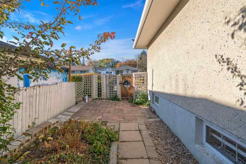 MLS® A2264598 - 5316 Thorncliffe Drive NW in Thorncliffe Calgary, Residential