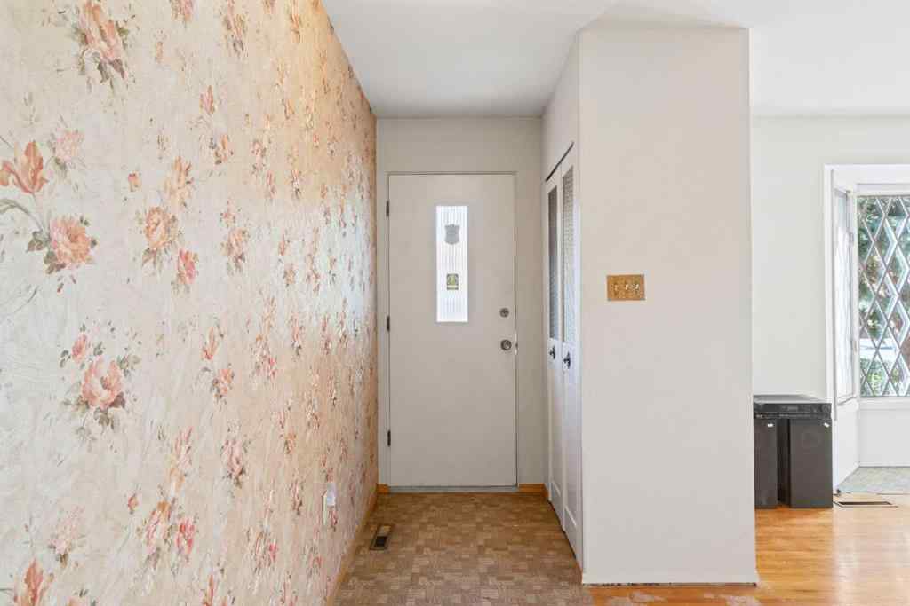 MLS® A2264598 - 5316 Thorncliffe Drive NW in Thorncliffe Calgary, Residential