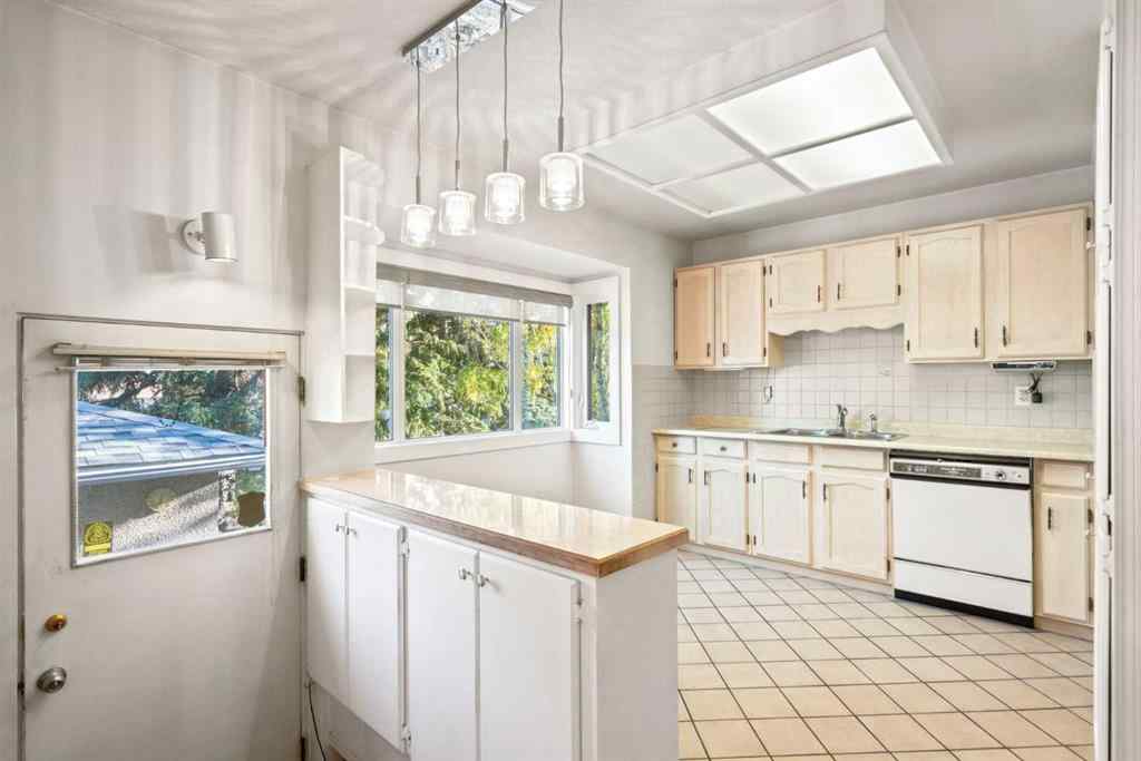 MLS® A2264598 - 5316 Thorncliffe Drive NW in Thorncliffe Calgary, Residential