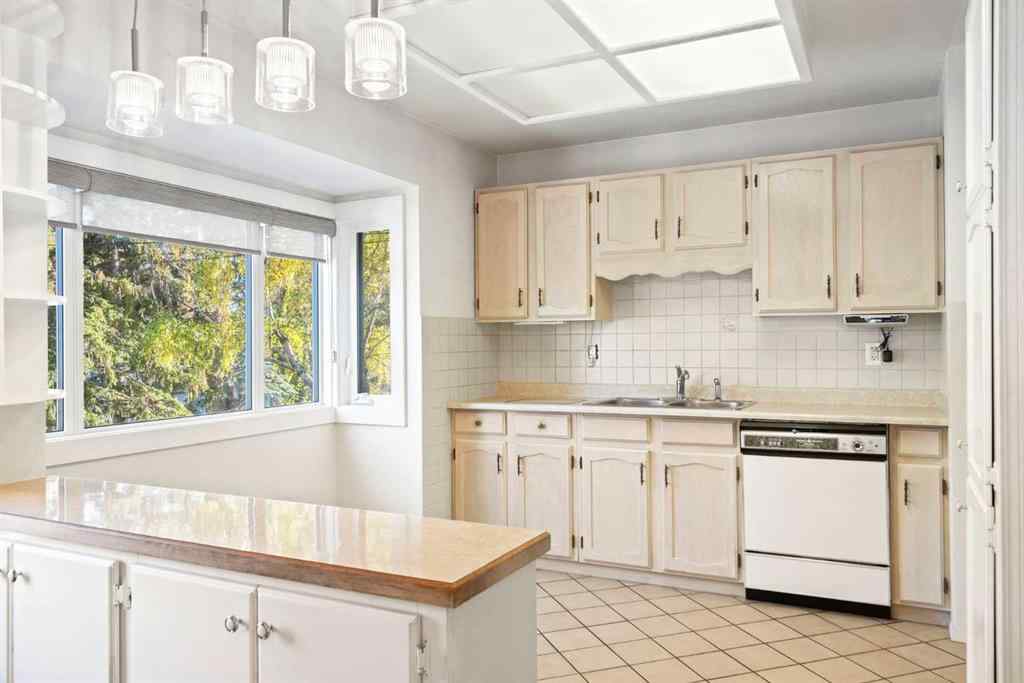 MLS® A2264598 - 5316 Thorncliffe Drive NW in Thorncliffe Calgary, Residential