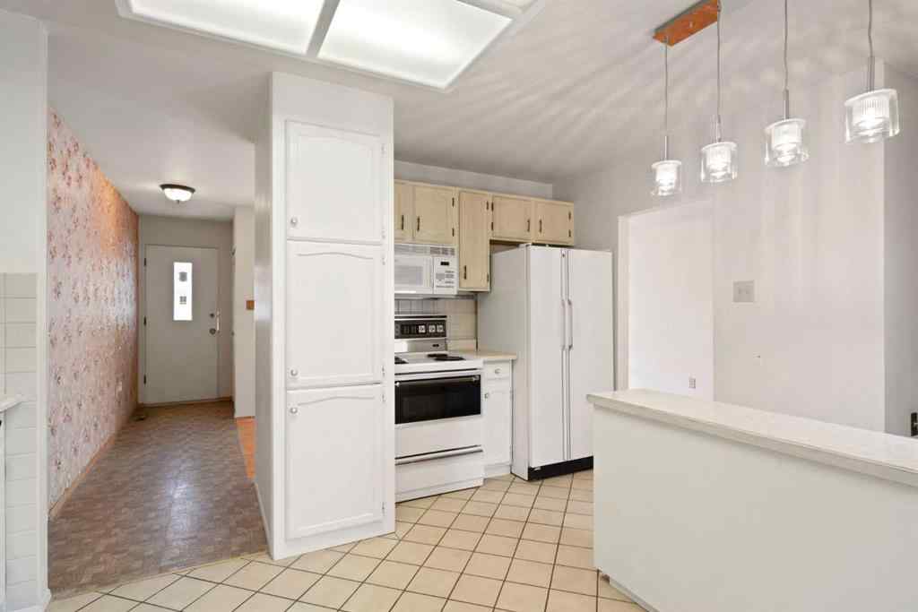 MLS® A2264598 - 5316 Thorncliffe Drive NW in Thorncliffe Calgary, Residential