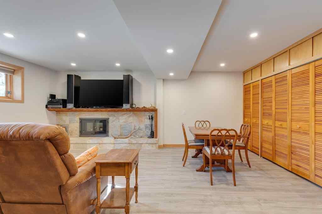 MLS® A2264635 - 2712 Crawford Road NW in Charleswood Calgary, Residential