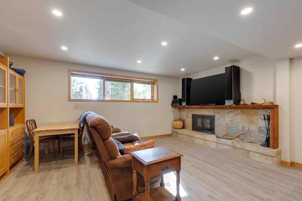 MLS® A2264635 - 2712 Crawford Road NW in Charleswood Calgary, Residential