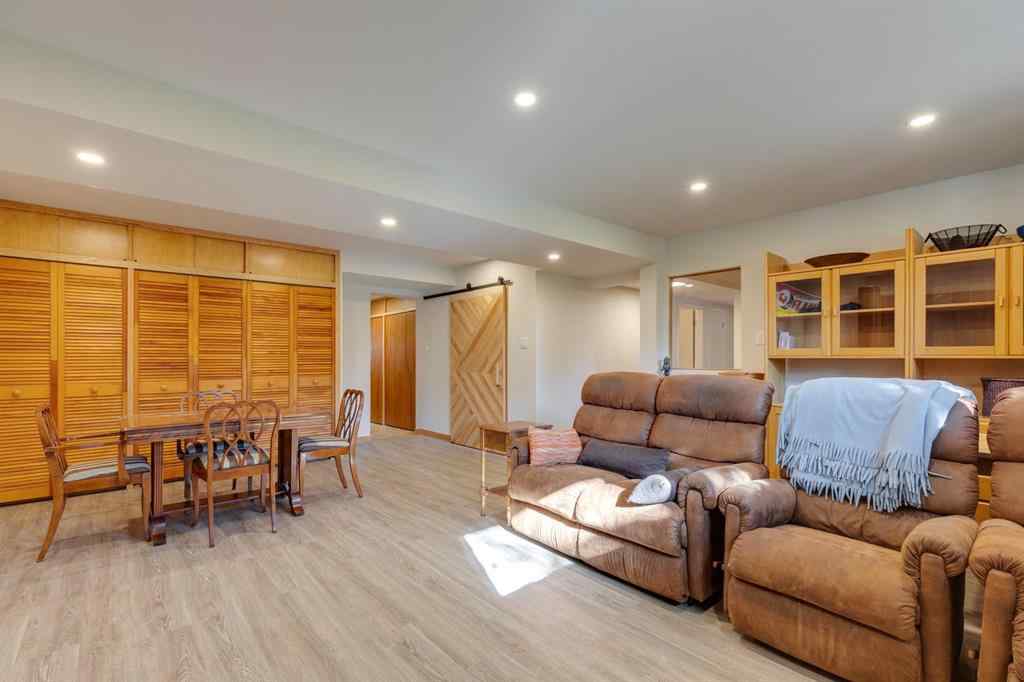 MLS® A2264635 - 2712 Crawford Road NW in Charleswood Calgary, Residential