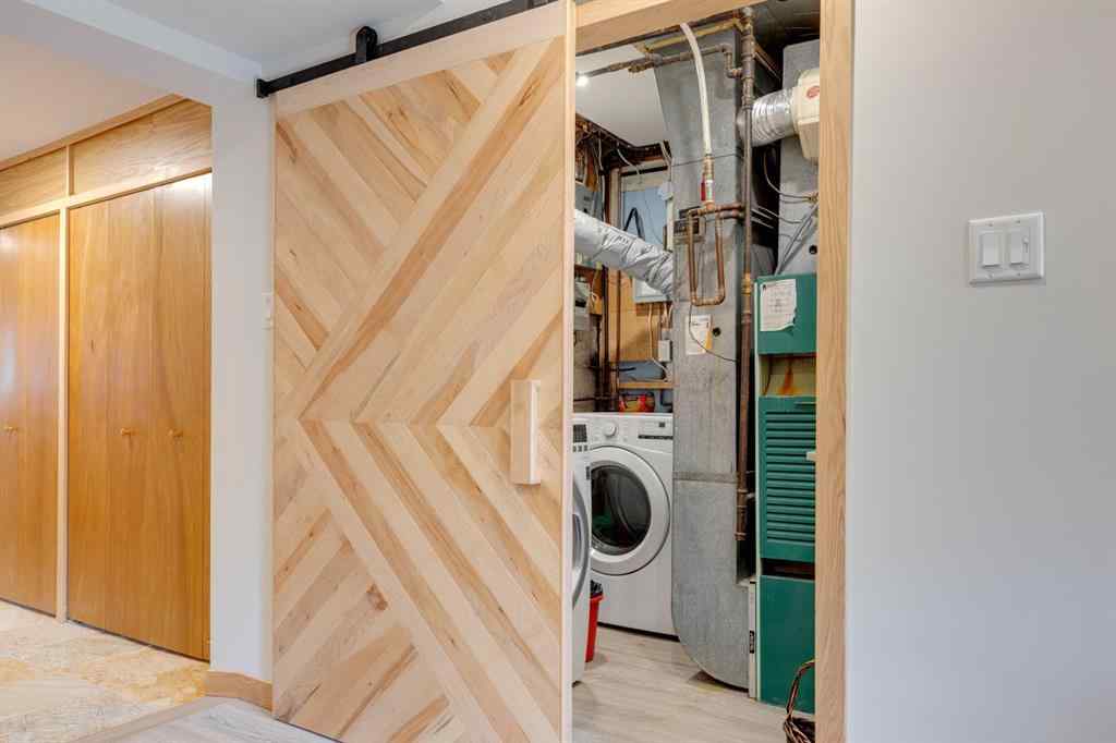 MLS® A2264635 - 2712 Crawford Road NW in Charleswood Calgary, Residential