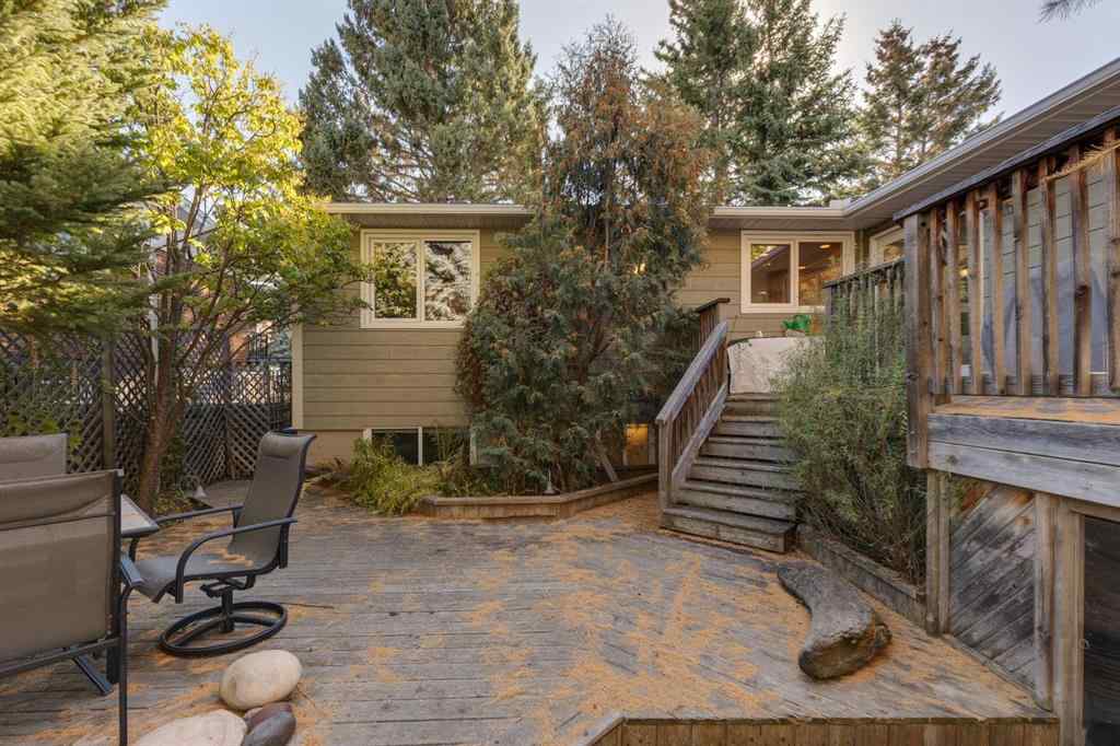 MLS® A2264635 - 2712 Crawford Road NW in Charleswood Calgary, Residential