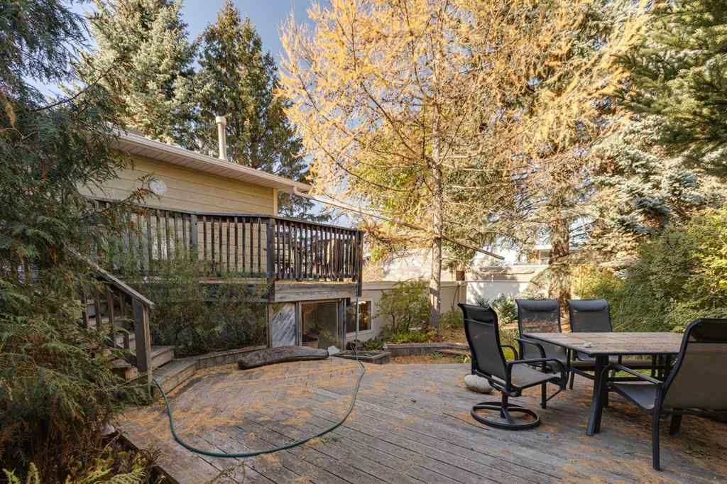 MLS® A2264635 - 2712 Crawford Road NW in Charleswood Calgary, Residential