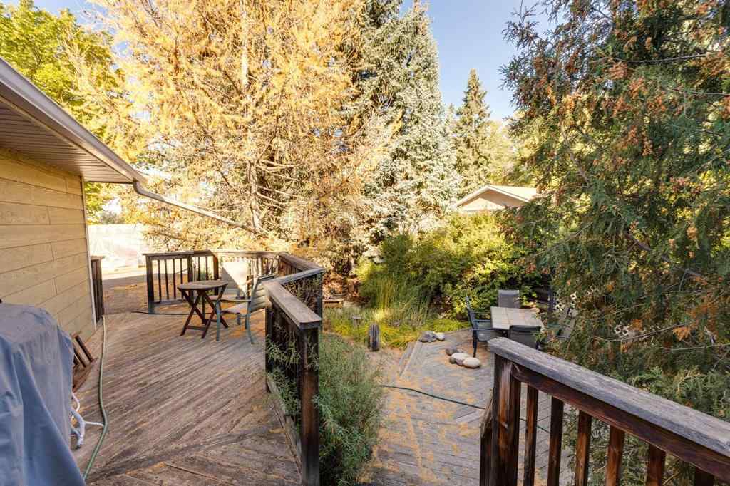 MLS® A2264635 - 2712 Crawford Road NW in Charleswood Calgary, Residential