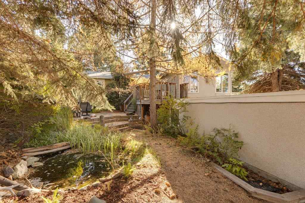 MLS® A2264635 - 2712 Crawford Road NW in Charleswood Calgary, Residential