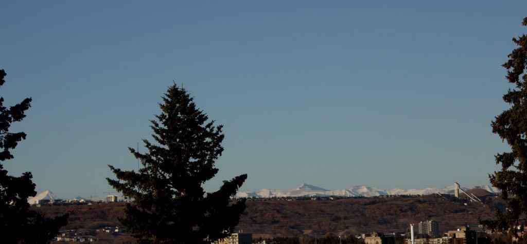 MLS® A2264635 - 2712 Crawford Road NW in Charleswood Calgary, Residential