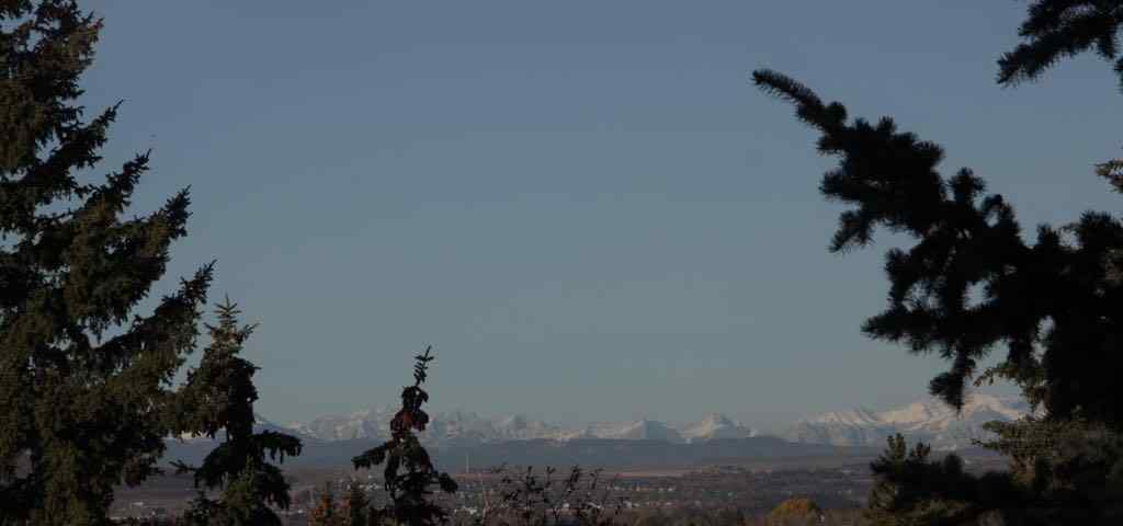 MLS® A2264635 - 2712 Crawford Road NW in Charleswood Calgary, Residential