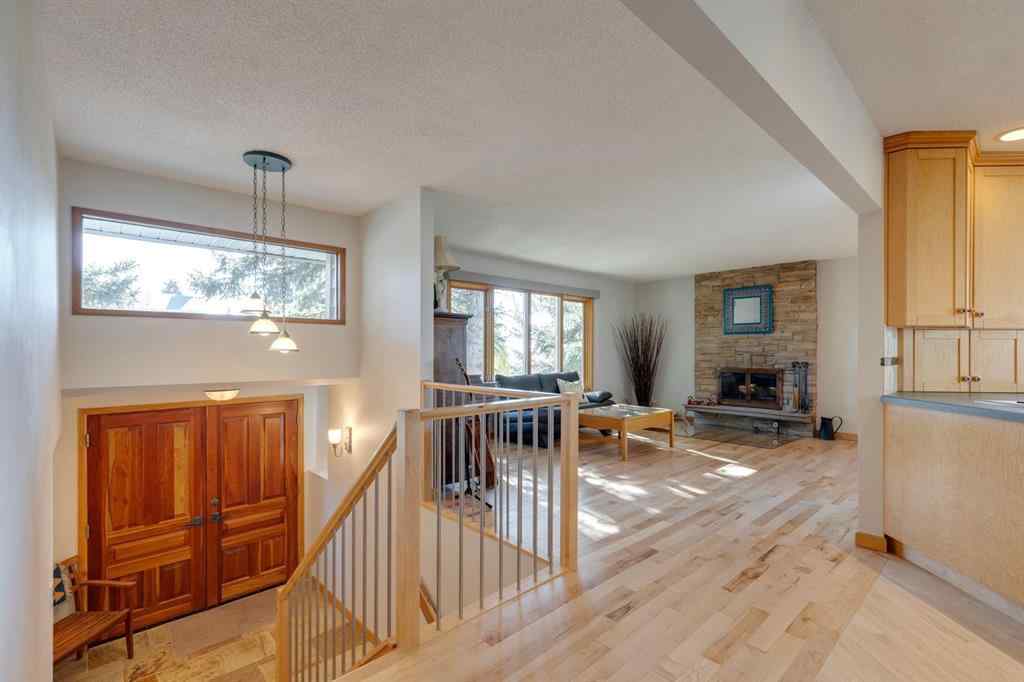 MLS® A2264635 - 2712 Crawford Road NW in Charleswood Calgary, Residential