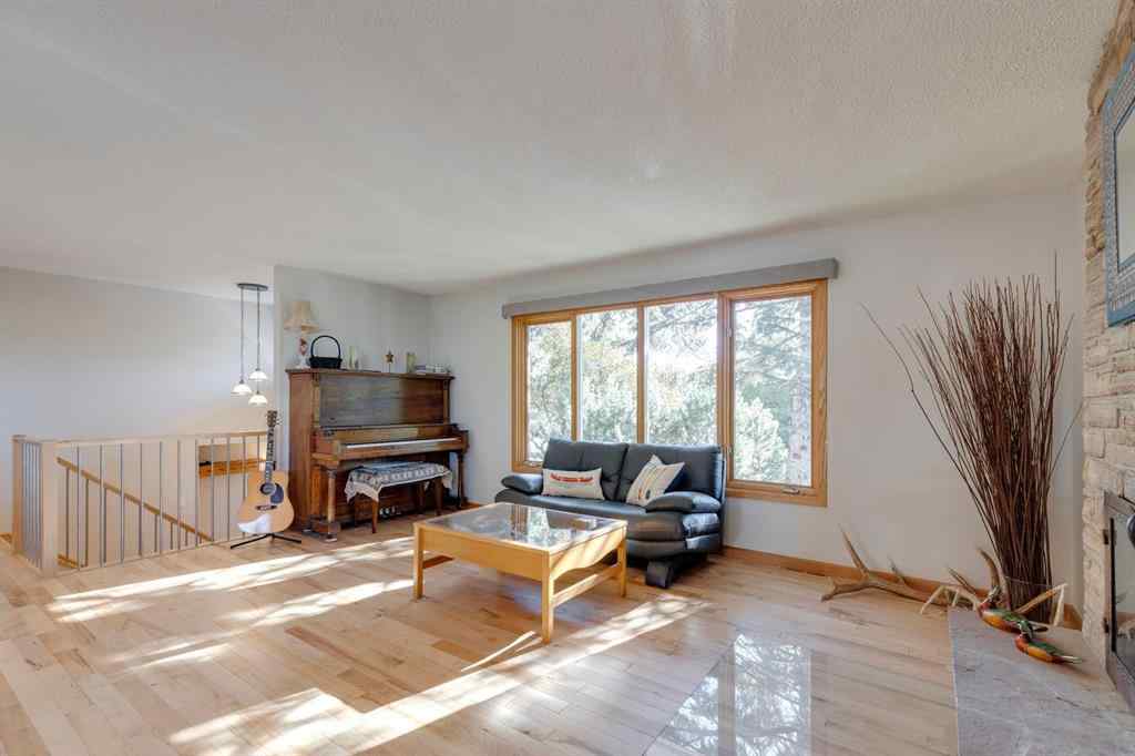 MLS® A2264635 - 2712 Crawford Road NW in Charleswood Calgary, Residential