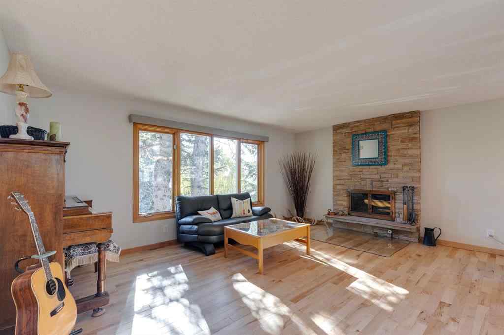 MLS® A2264635 - 2712 Crawford Road NW in Charleswood Calgary, Residential