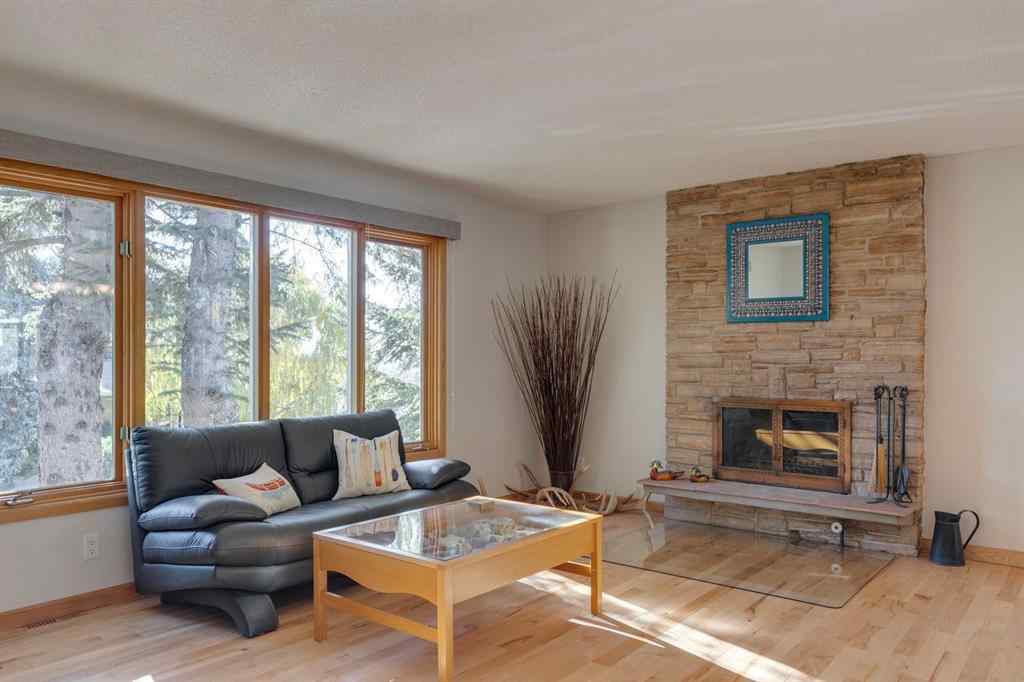 MLS® A2264635 - 2712 Crawford Road NW in Charleswood Calgary, Residential