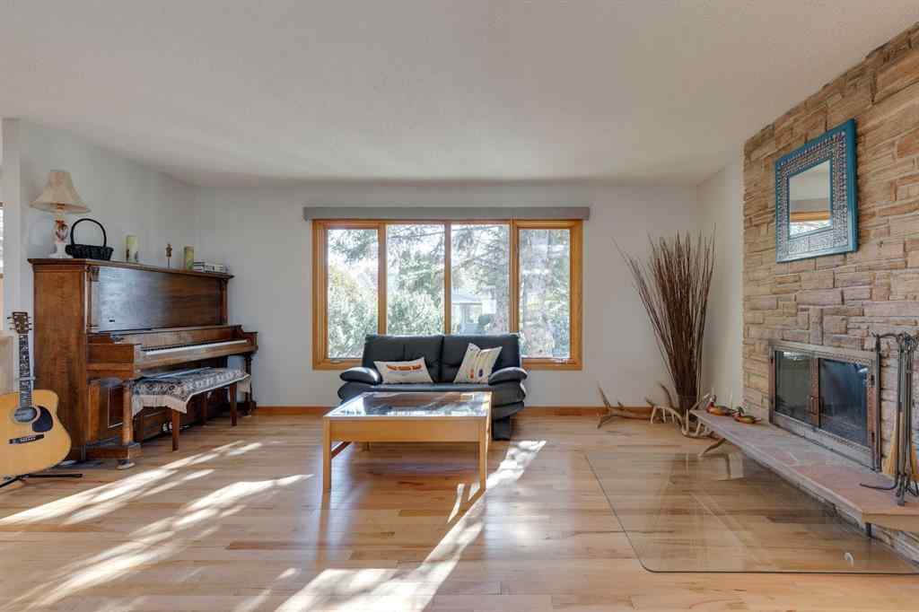 MLS® A2264635 - 2712 Crawford Road NW in Charleswood Calgary, Residential