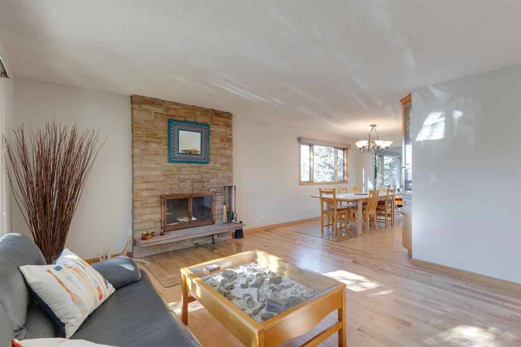 MLS® A2264635 - 2712 Crawford Road NW in Charleswood Calgary, Residential