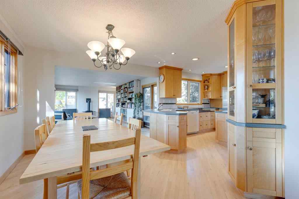 MLS® A2264635 - 2712 Crawford Road NW in Charleswood Calgary, Residential