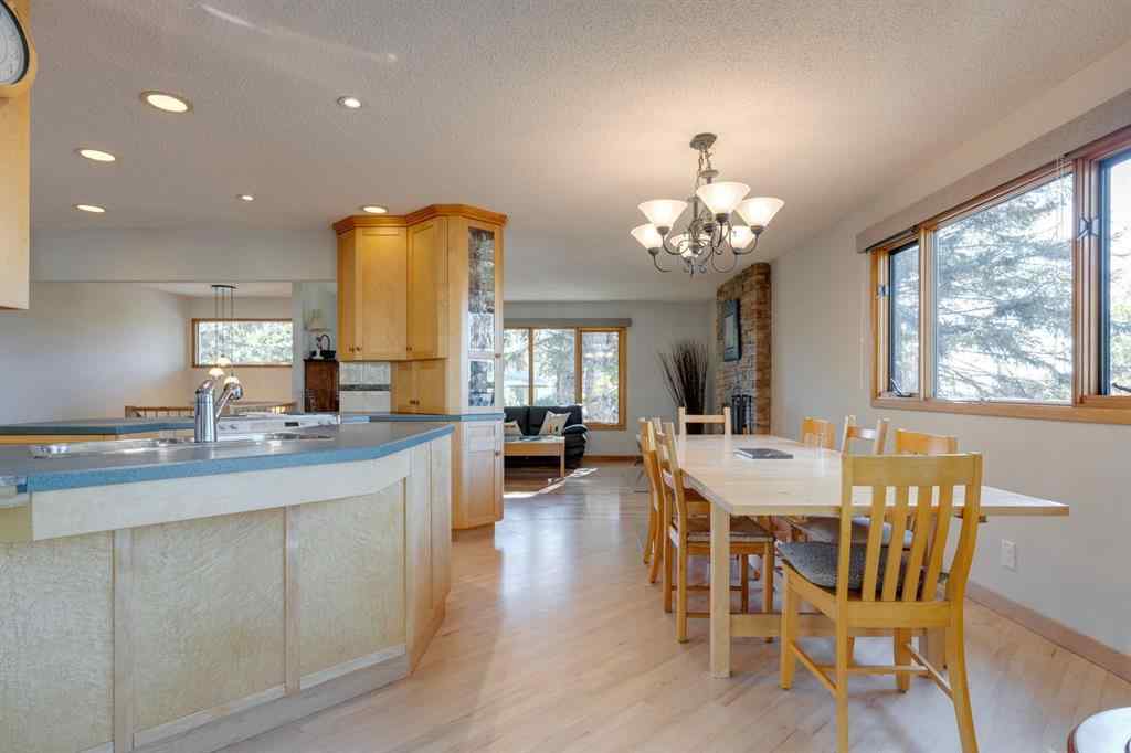 MLS® A2264635 - 2712 Crawford Road NW in Charleswood Calgary, Residential